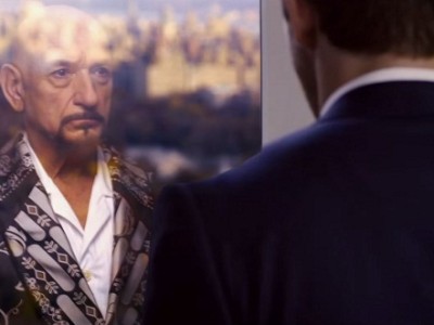 Ryan Reynolds ve a Ben Kingsley en el espejo