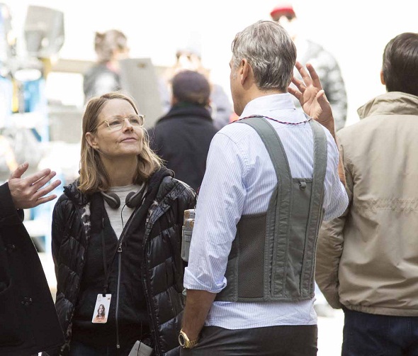 Jodie Foster da instrucciones a sus actores en una pausa del rodaje