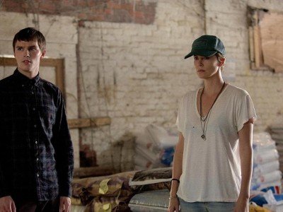 Charlize Theron y Nicholas Hoult en 'Dark Places'