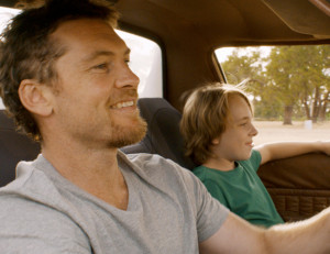 Ed Oxenbould y Sam Worthington protagonizan Aviones de papel