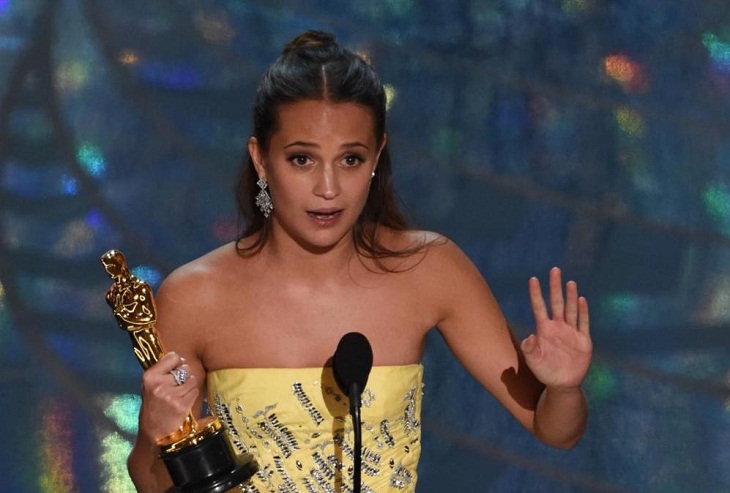 Alicia Vikander con su Oscar por 'La chica danesa'