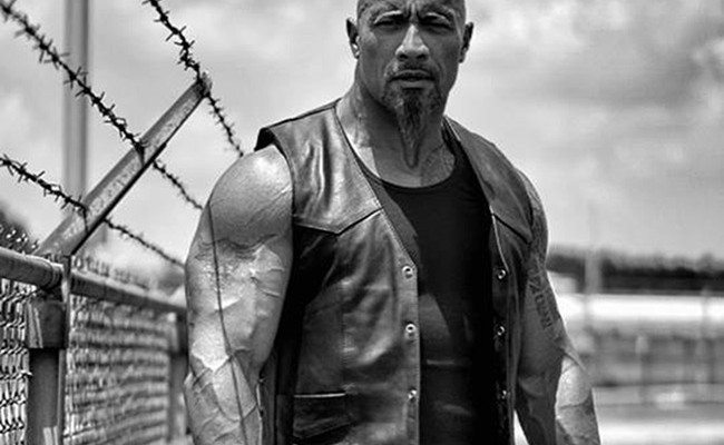 Dwayne Johnson como Hobbs en Furious 8 destacada