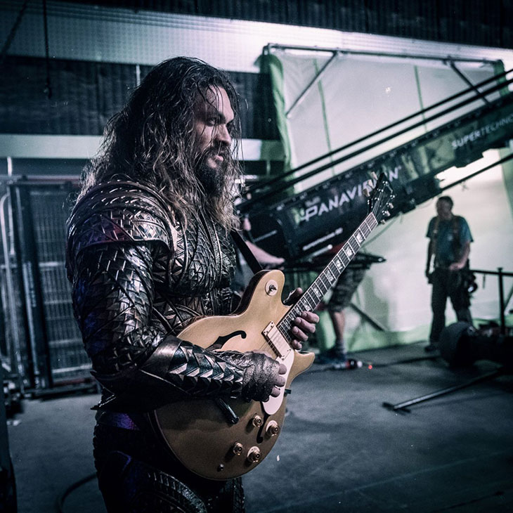 Aquaman (Jason Momoa) tocando la guitarra