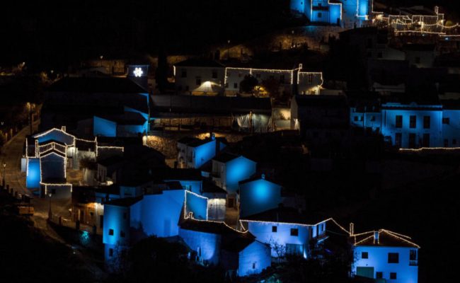 El Pueblo Pitufo brilla más que nunca, os enseñamos su recién inaugurado alumbrado navideño