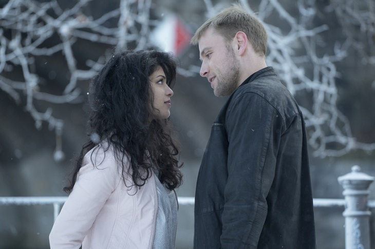 Tina Desai y Max Riemelt en una imagen del especial navideño