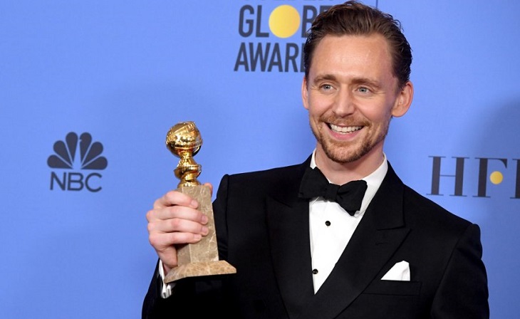 Tom Hiddleston se alza con el premio por 'El infiltrado'