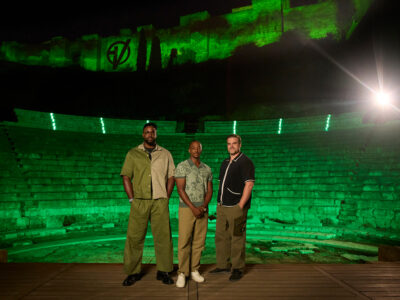 Winston Duke, Anthony Mackie y David Harbour en el Teatro Romano de Málaga iluminado de verde por Vengadores: Doomsday