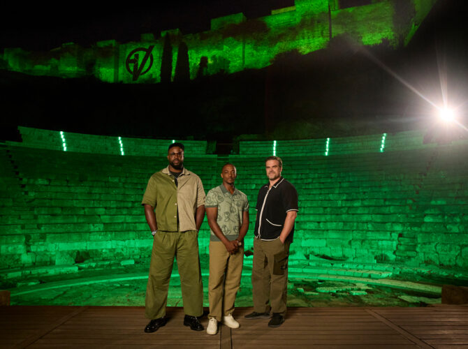Winston Duke, Anthony Mackie y David Harbour en el Teatro Romano de Málaga iluminado de verde por Vengadores: Doomsday