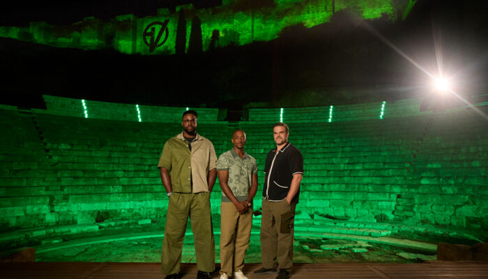 Winston Duke, Anthony Mackie y David Harbour en el Teatro Romano de Málaga iluminado de verde por Vengadores: Doomsday