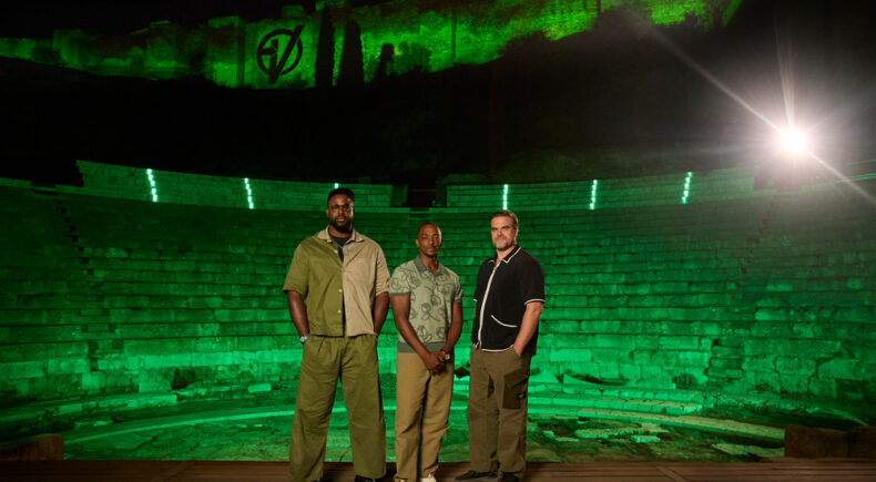 Winston Duke, Anthony Mackie y David Harbour en el Teatro Romano de Málaga iluminado de verde por Vengadores: Doomsday