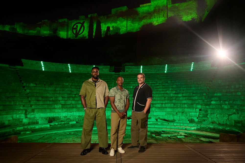 Winston Duke, Anthony Mackie y David Harbour en el Teatro Romano de Málaga iluminado de verde por Vengadores: Doomsday