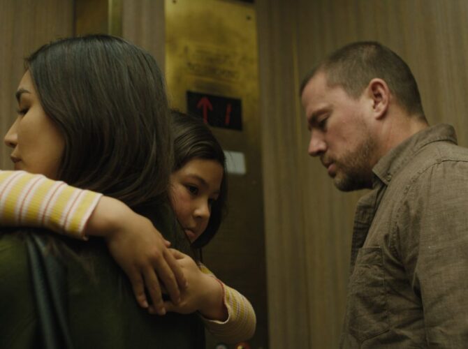 Una niña abraza a su madre junto a su padre en una escena de Josephine