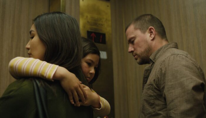 Una niña abraza a su madre junto a su padre en una escena de Josephine