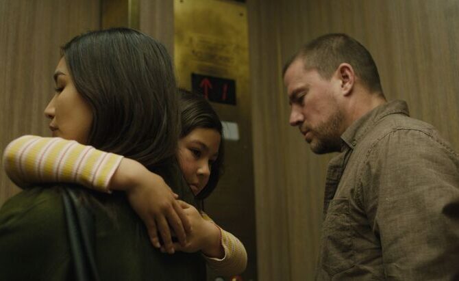 Una niña abraza a su madre junto a su padre en una escena de Josephine.