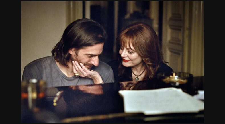 Fotografía de The Echo Chamber: dos personajes junto a un piano.
