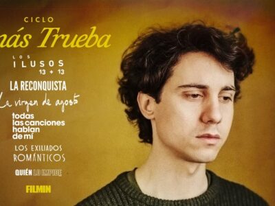 Jonás Trueba junto a los títulos del ciclo de Filmin dedicado a su filmografía