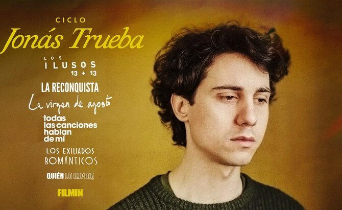 Jonás Trueba junto a los títulos del ciclo de Filmin dedicado a su filmografía