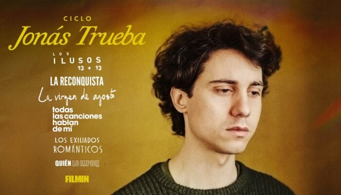 Jonás Trueba junto a los títulos del ciclo de Filmin dedicado a su filmografía