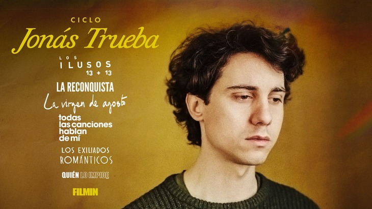 Jonás Trueba junto a los títulos del ciclo de Filmin dedicado a su filmografía