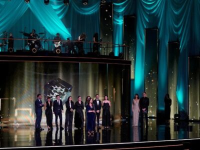 Equipo de Los domingos al recoger el Premio Forqué a Mejor Película