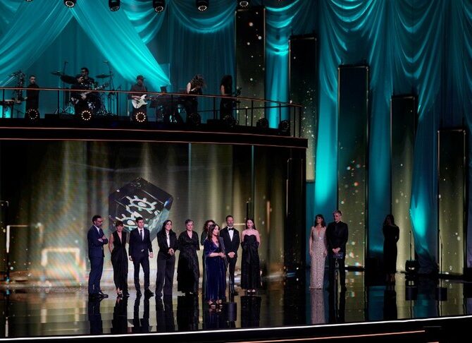 Equipo de Los domingos al recoger el Premio Forqué a Mejor Película