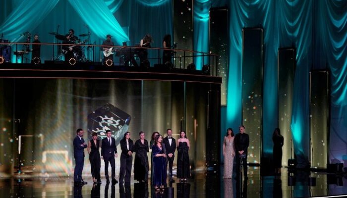 Equipo de Los domingos al recoger el Premio Forqué a Mejor Película