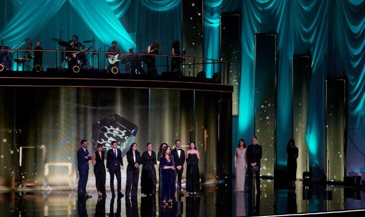 Equipo de Los domingos al recoger el Premio Forqué a Mejor Película