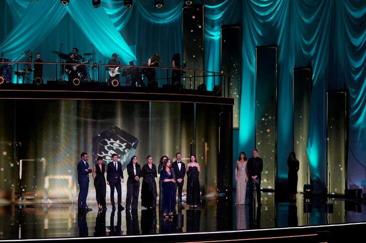 Equipo de Los domingos al recoger el Premio Forqué a Mejor Película