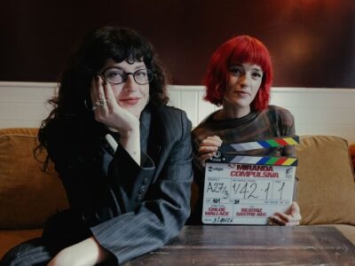 Chloé Wallace y Beatriz Sastre con la claqueta de Miranda compulsiva