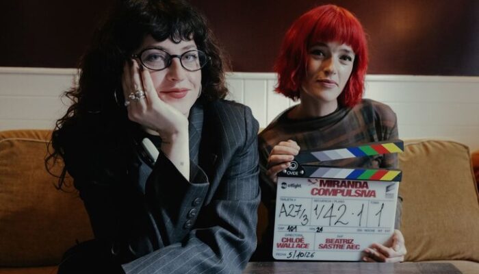 Chloé Wallace y Beatriz Sastre con la claqueta de Miranda compulsiva