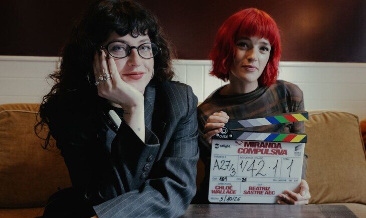 Chloé Wallace y Beatriz Sastre con la claqueta de Miranda compulsiva