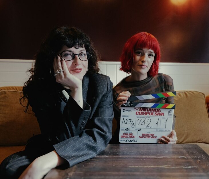 Chloé Wallace y Beatriz Sastre con la claqueta de Miranda compulsiva