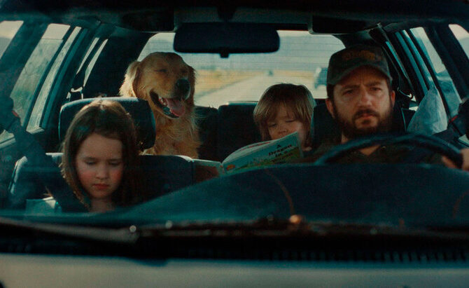 John Magaro, Molly Belle Wright y Wyatt Solis viajan en coche en Omaha.