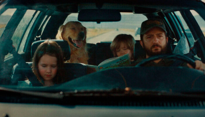 John Magaro, Molly Belle Wright y Wyatt Solis viajan en coche en Omaha.