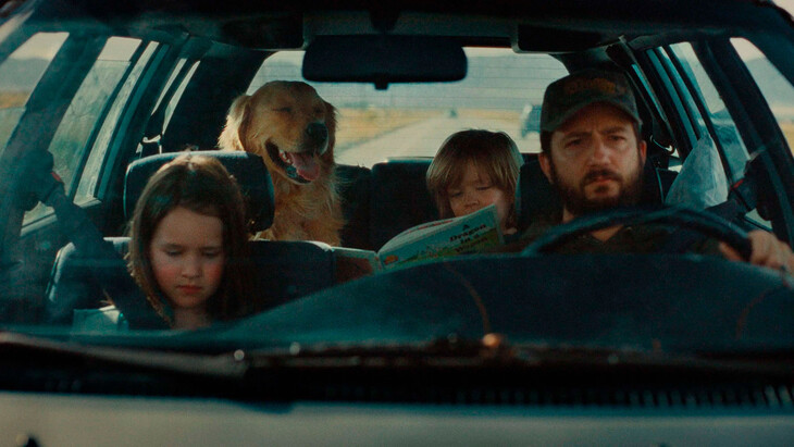 John Magaro, Molly Belle Wright y Wyatt Solis viajan en coche en Omaha.
