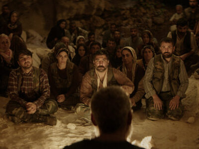Habitantes del pueblo reunidos en una escena de Salvación de Emin Alper