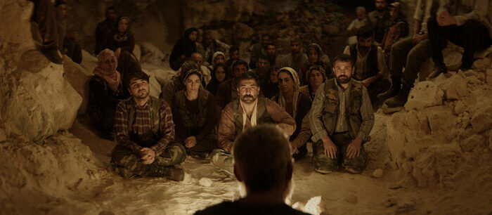 Habitantes del pueblo reunidos en una escena de Salvación de Emin Alper