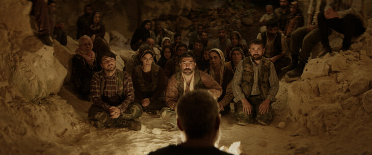 Habitantes del pueblo reunidos en una escena de Salvación de Emin Alper