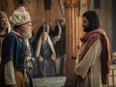 Jonathan Roumie como Jesús frente a una autoridad religiosa en The Chosen T6.