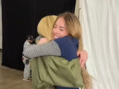 Abrazo en una imagen oficial del inicio del rodaje de El secreto de la asistenta