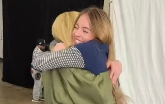 Abrazo en una imagen oficial del inicio del rodaje de El secreto de la asistenta