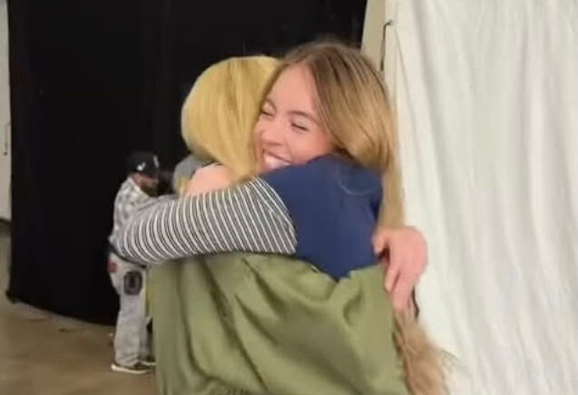 Abrazo en una imagen oficial del inicio del rodaje de El secreto de la asistenta