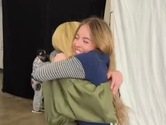 Abrazo en una imagen oficial del inicio del rodaje de El secreto de la asistenta
