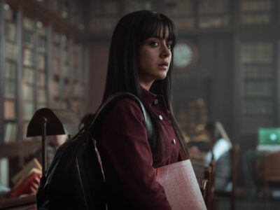 Irene Balmes como Jude Derry en la biblioteca de Perfectos mentirosos. Imagen oficial de Prime Video.