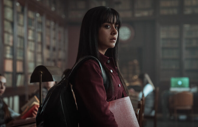 Irene Balmes como Jude Derry en la biblioteca de Perfectos mentirosos. Imagen oficial de Prime Video.
