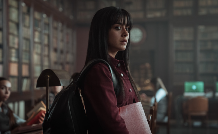 Irene Balmes como Jude Derry en la biblioteca de Perfectos mentirosos. Imagen oficial de Prime Video.