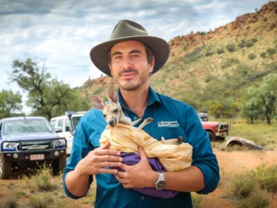 Ryan Corr sostiene una cría de canguro en Kangaroo: una aventura en Australia. Imagen promocional facilitada por Vértice.