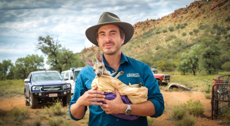Ryan Corr sostiene una cría de canguro en Kangaroo: una aventura en Australia. Imagen promocional facilitada por Vértice.